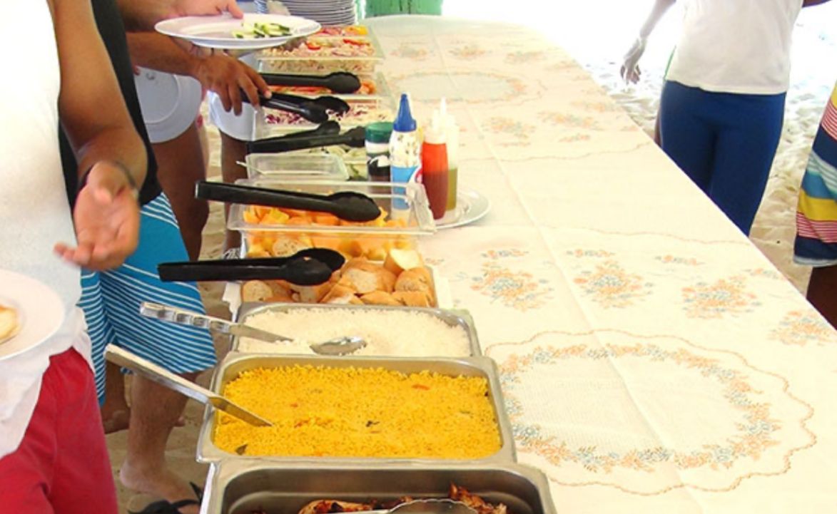 Almuerzo t&iacute;pico en Saona